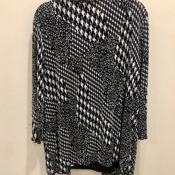 Black and White twin set top - Picture 3 of 3